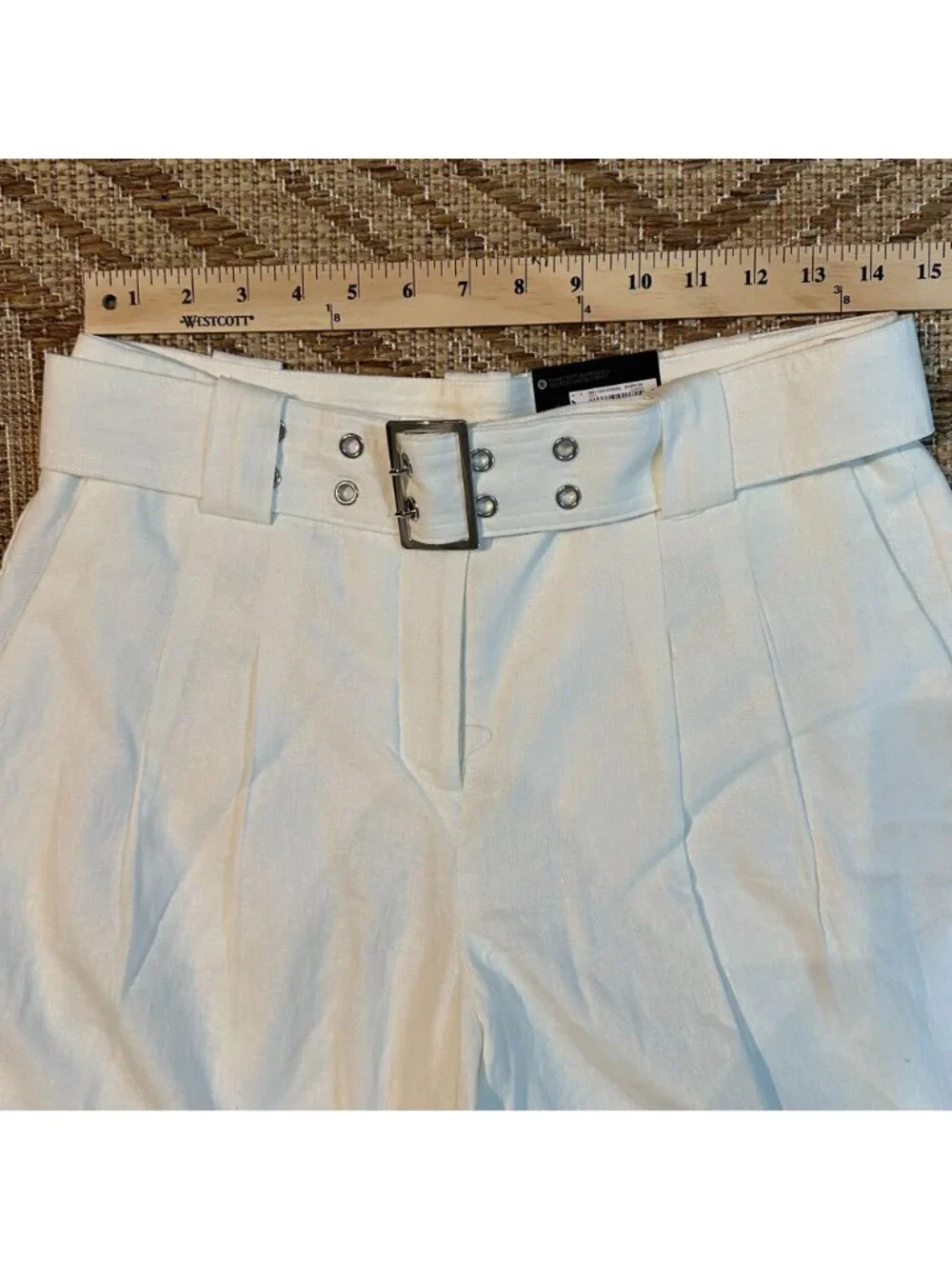 NWT Simply Vera Vera Wang Womens White Linen Blend Belted Mid-Rise Shorts Size 6